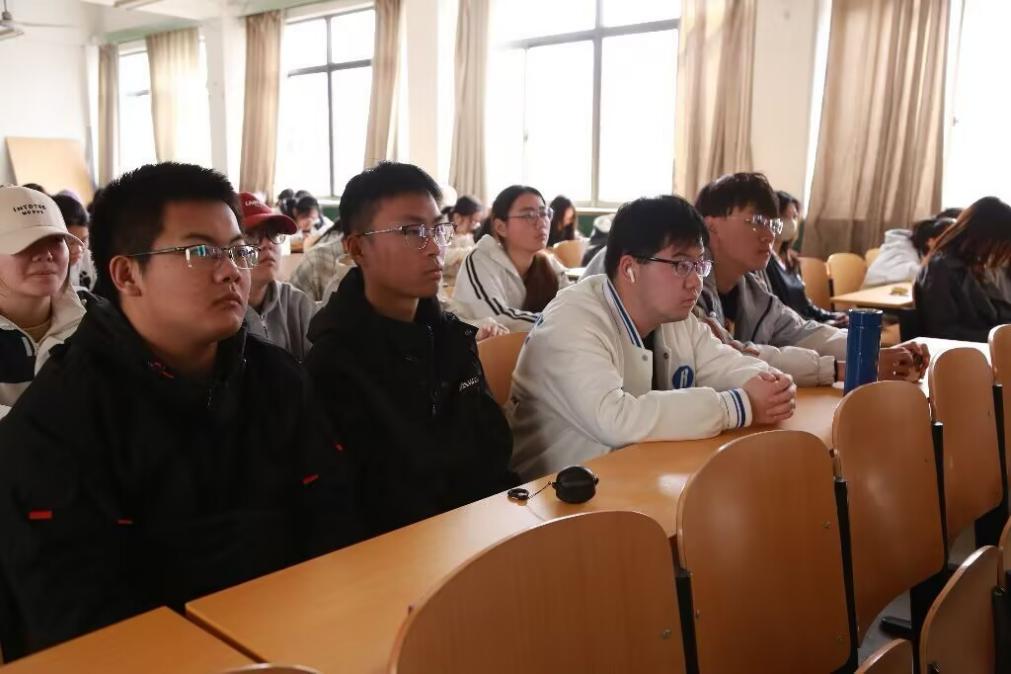 一群人坐在桌子前AI 生成的内容可能不正确。