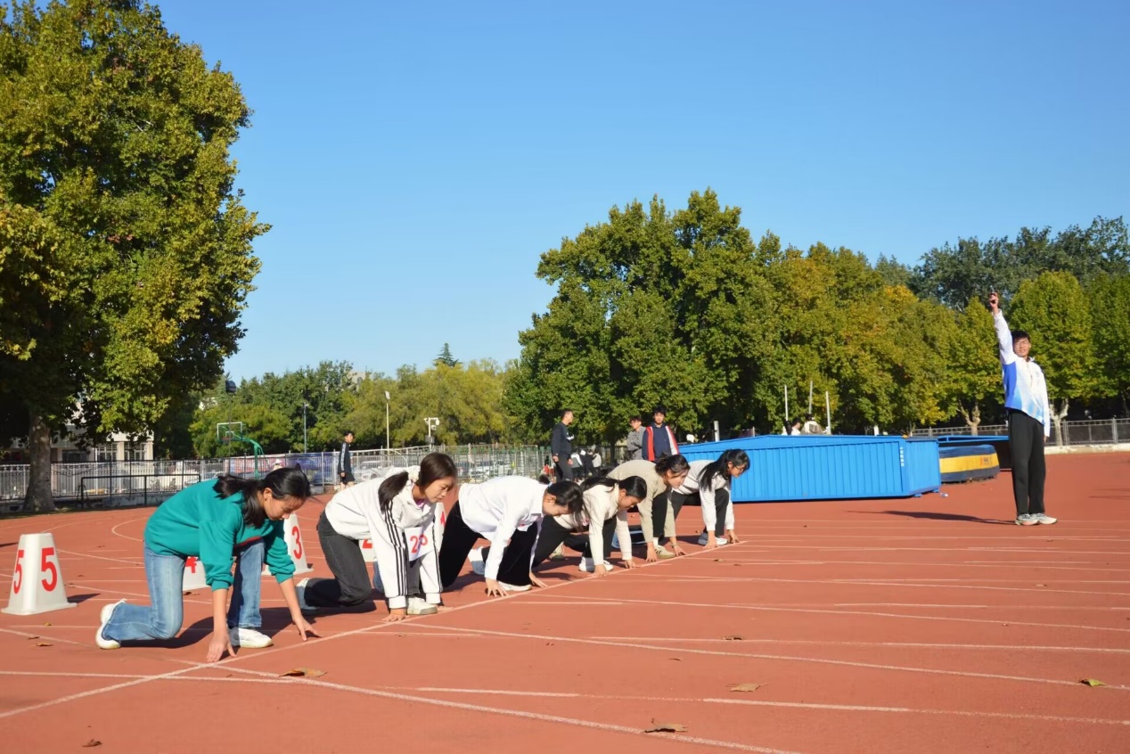 图片包含 户外, 运动, 人, 院子 描述已自动生成